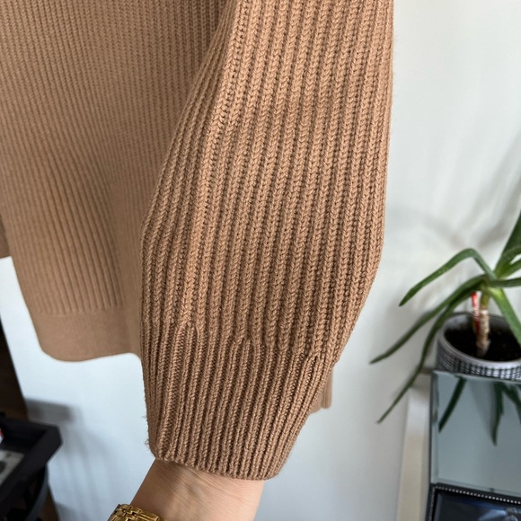 Aritzia Babaton Roger Merino Wool Camel Relaxed V-neck V-Neck Sweater Size S - Picture 11 of 17